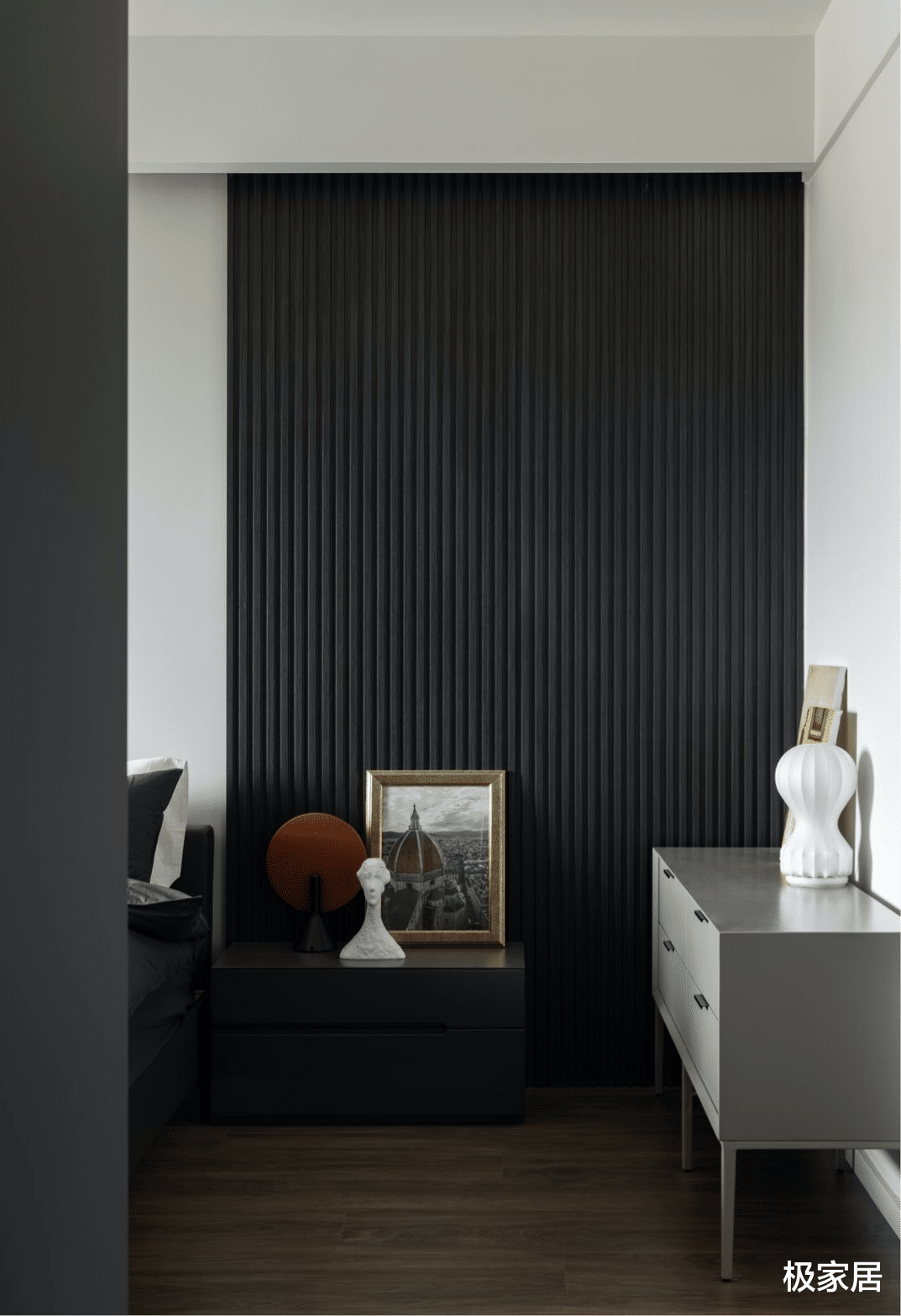 三代同堂的家，通过冷暖色调的运用，创造6个人的完美生活空间