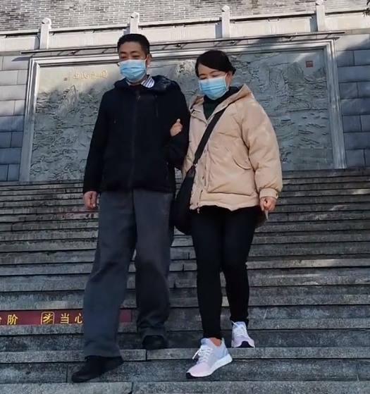 许敏|许敏姚师兵动身去河南，未见许舅舅、姥姥身影，网友：闹掰了？