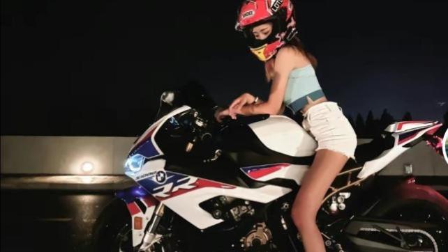 女网红疑似骑摩托车身亡，车是借的头盔是假的