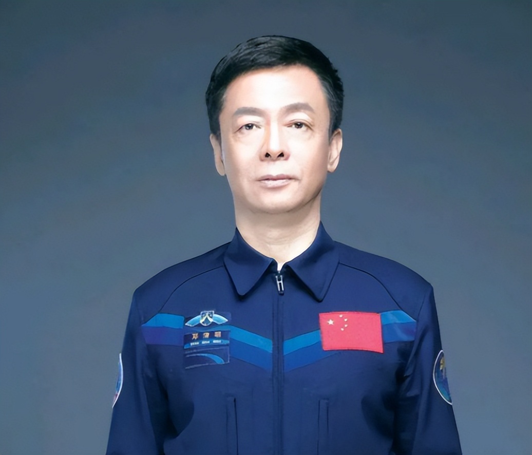 神十五航天员邓清明,苦训24年终于圆梦,曾直言:对不起老婆孩子
