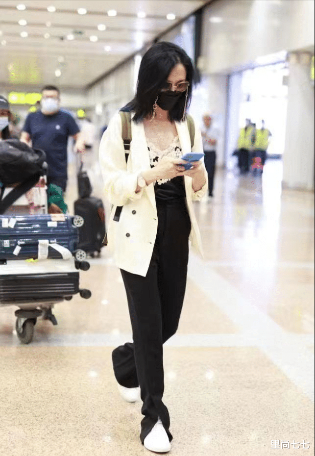 姚晨|姚晨罕带儿女走机场，身材纤细又有品，一对儿女颜值被老公拉跨