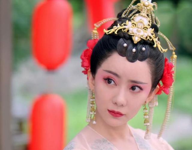 董洁|7位女星的20岁VS30岁：苗乙乙车祸面瘫，董洁面部有法令纹