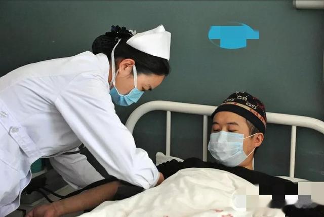 丹东女孩吃剩饭,穿旧衣,痴情守护白血病男友3年,被指责不孝