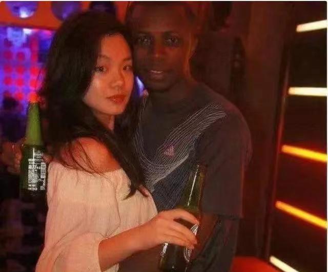 纪实:湖北校花执意远嫁黑人,婚后惨遭虐待,父亲绝望自缢