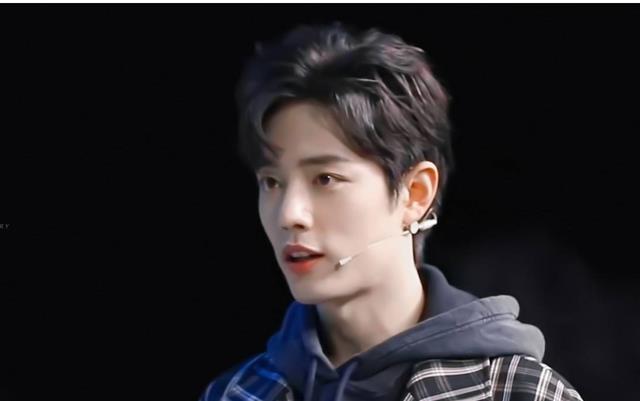 肖战|得到央视认可的肖战也要考编了？第一学历被曝光，引起网友热议