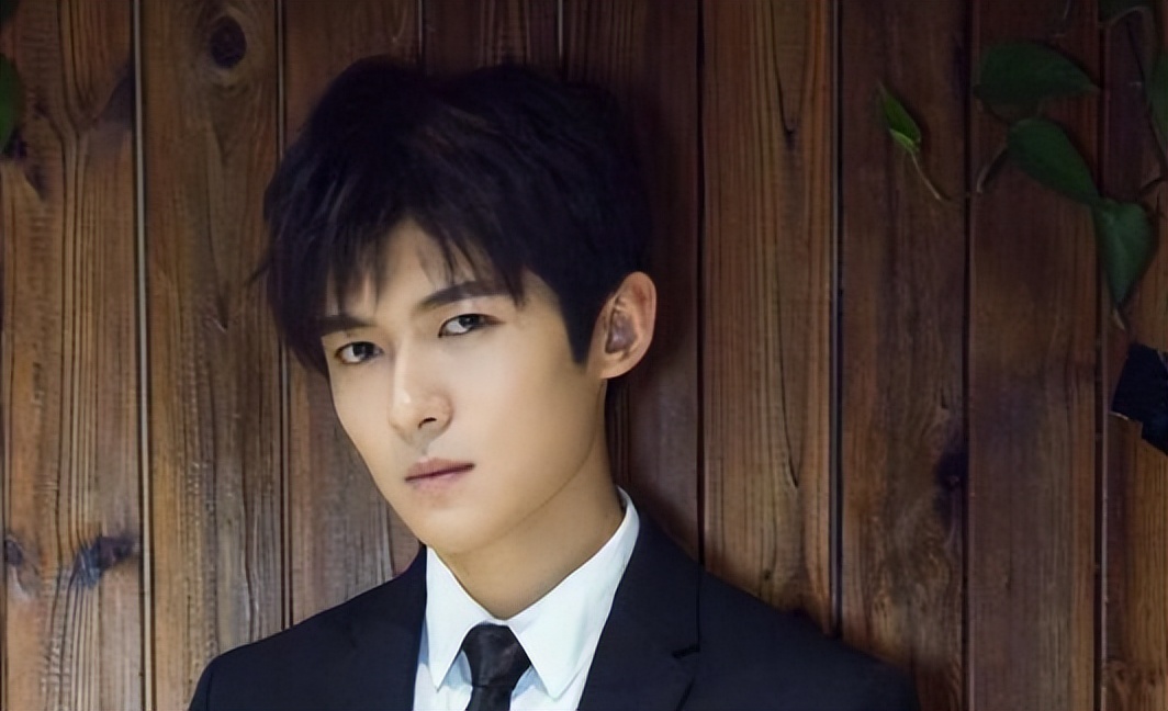 张含韵|张含韵疑似恋情曝光，曾被骂“公交车”女孩，在节目上被强迫看自己的不雅照