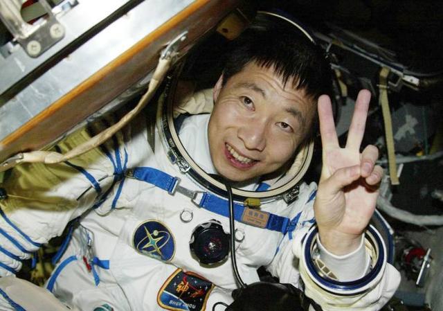 当年杨利伟升空时,为什么要带一把小手枪?