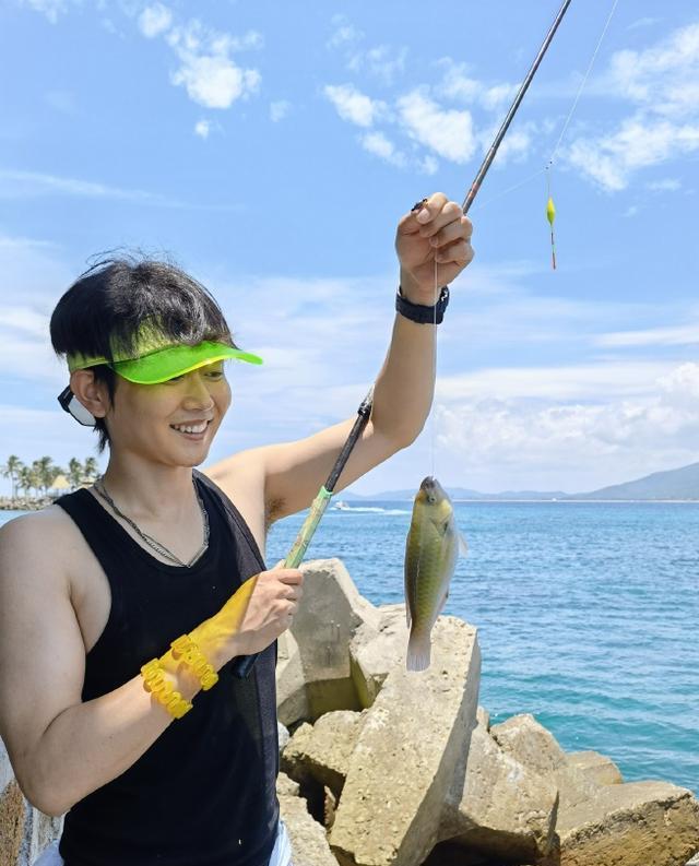 孟鹤堂|德云社孟鹤堂发文，穿背心在海边钓鱼，粉丝：孟哥保养得真好