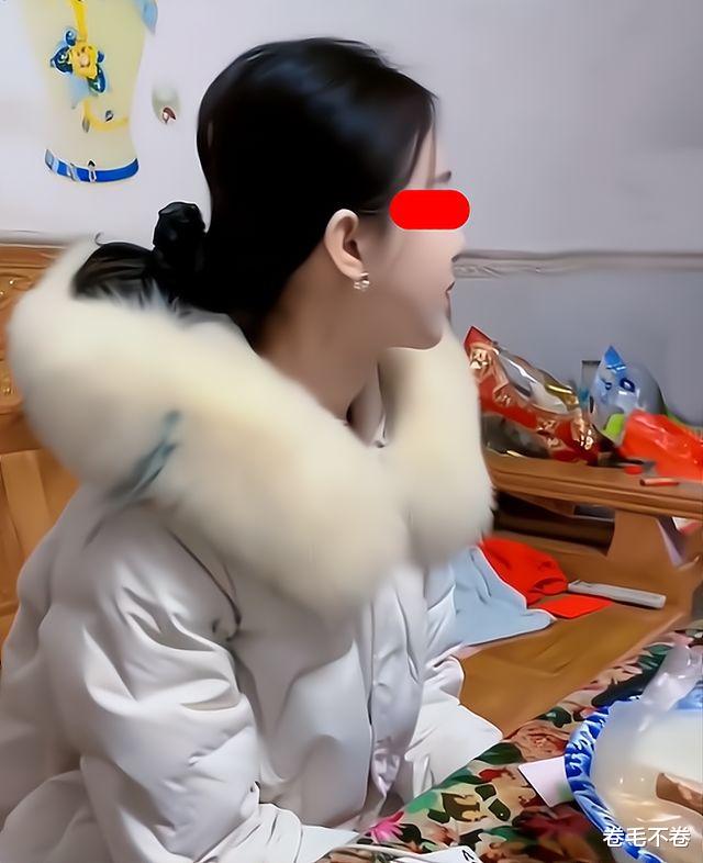 女子第一次跟男友回家,突然被嫌弃,男子:光坐着不给我爸妈做饭