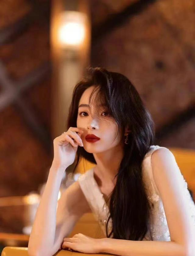 胡冰卿|胡冰卿给刘亦菲新剧作配，风格也向刘亦菲靠拢，是要翻红的节奏？