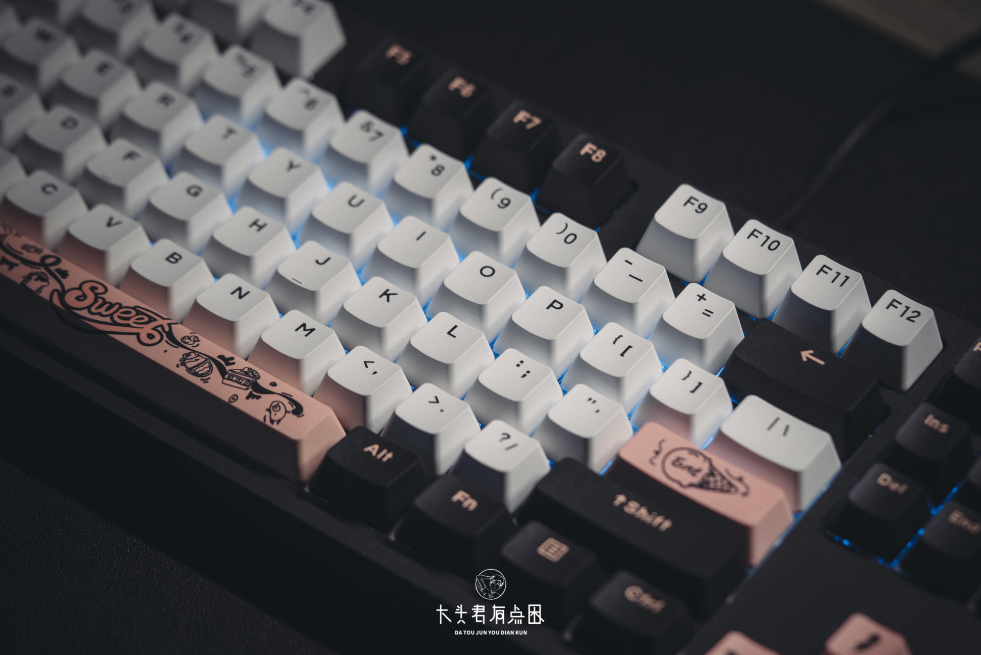 芯片|「大头君有点困」桌搭爱好者的新键盘—达尔优A104