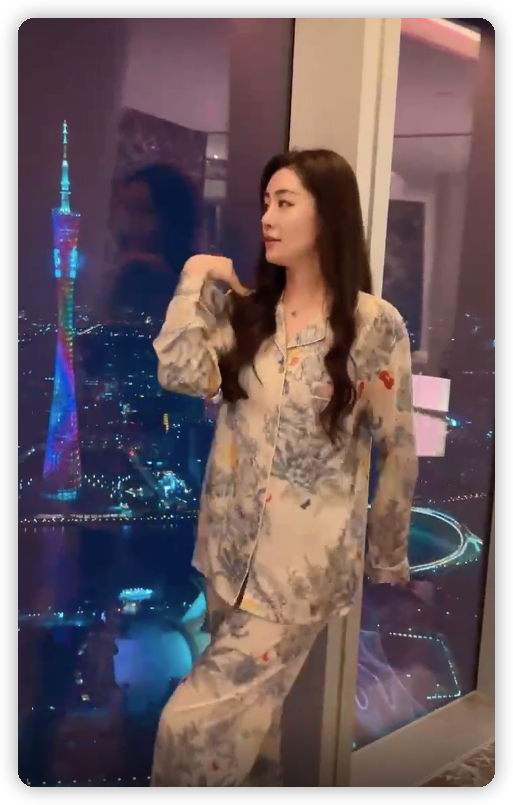 毕畅|“王小蒙”穿睡衣住五星级酒店，风姿绰约身材好，屋内最少三男人