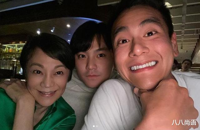 张艾嘉|彭于晏为张艾嘉庆生，张艾嘉儿子罕见出镜，身材健硕长相帅气