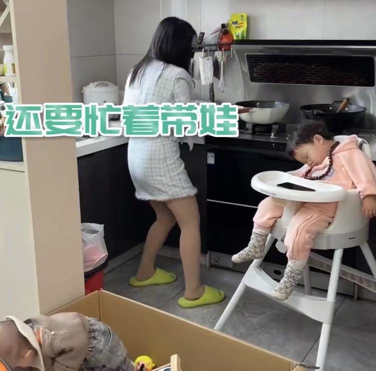 男子下班提前回家,见妻子忙碌背影心疼不已,接下来一幕让人泪崩