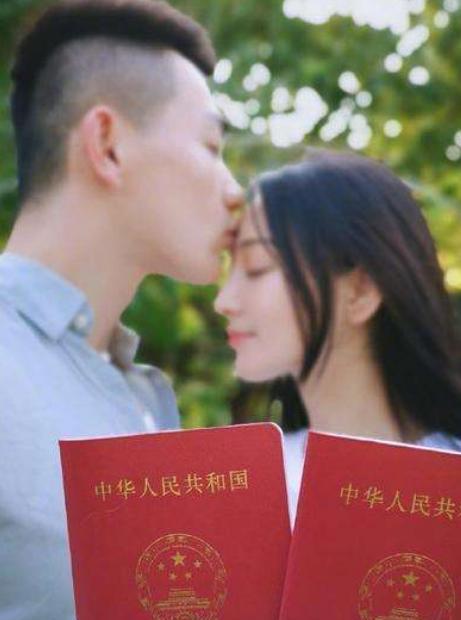 张馨予|张馨予睡觉爱卷被子，因心疼老公做决定，何捷强烈反对