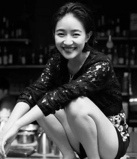 整容|她的长相不出众, 曾被老师建议去整容, 剪短发后比男人还帅