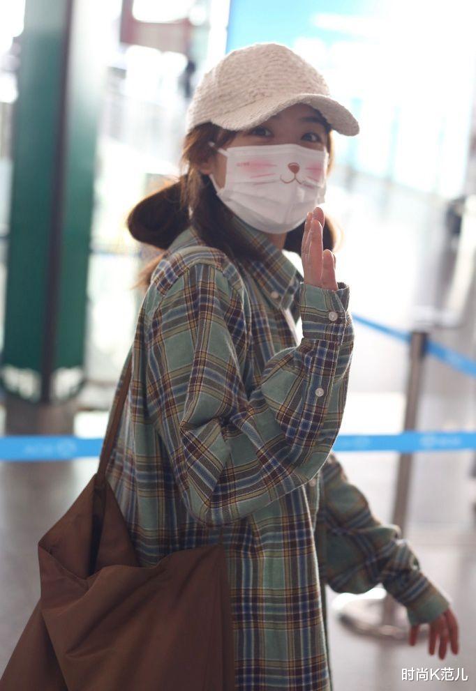 衬衫 张含韵现身机场，格子衬衫搭双马尾，清新甜美似少女！