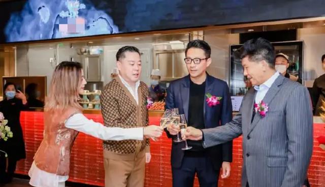 汪小菲|汪小菲现身张兰直播间,疑似合力赚钱挽救公司,网友:托大S的福