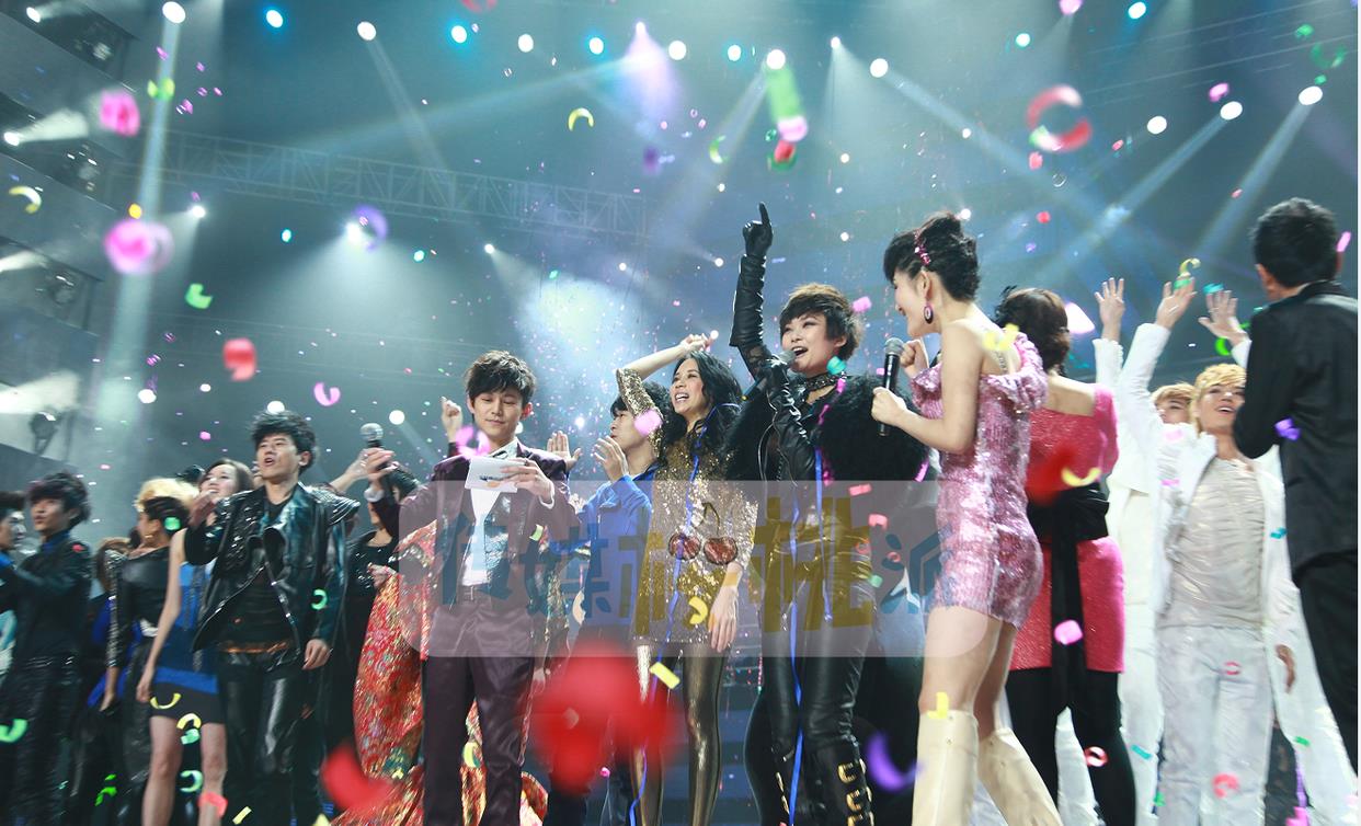 跨年晚会|王一博的赤脚、杨幂的香肩、赵露思的腮红……跨年如今显现鸡肋之味