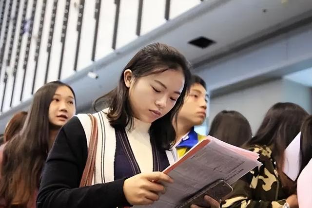 求职|985应届生找工作屡屡碰壁,家长吐槽儿子不上进,引发网友讨论