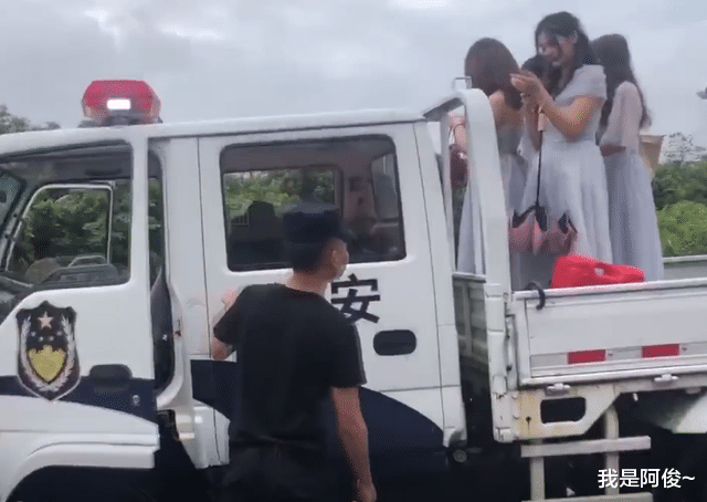 广东一对新人结婚遇洪水,警察用警车护送,伴郎伴娘坐满后车厢!