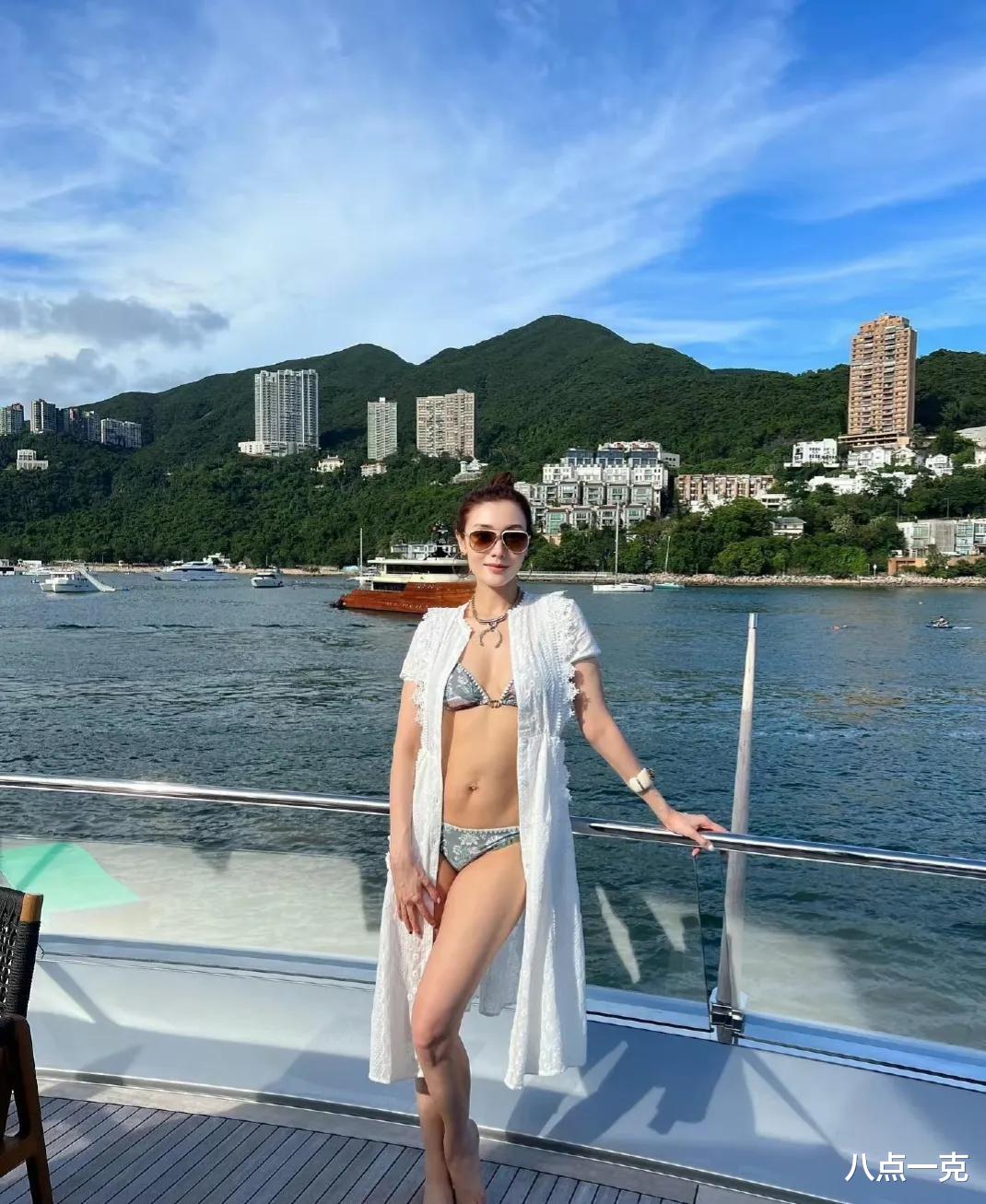 李嘉欣|52岁李嘉欣晒出夫妻甜蜜合照，颜值抗打气质出众，衣品却惨遭吐槽