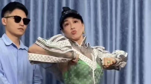 钟丽缇|钟丽缇被传婚变!穿3万元衣服跳舞嘟嘴卖萌,还与异性同喝一瓶水