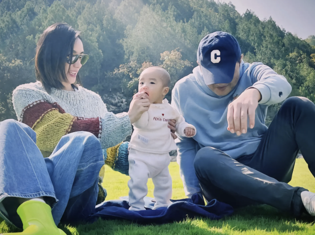 李亚鹏|李亚鹏妻子开通新账号，仅关注李亚鹏一人，当妈后回归家庭当全职太太