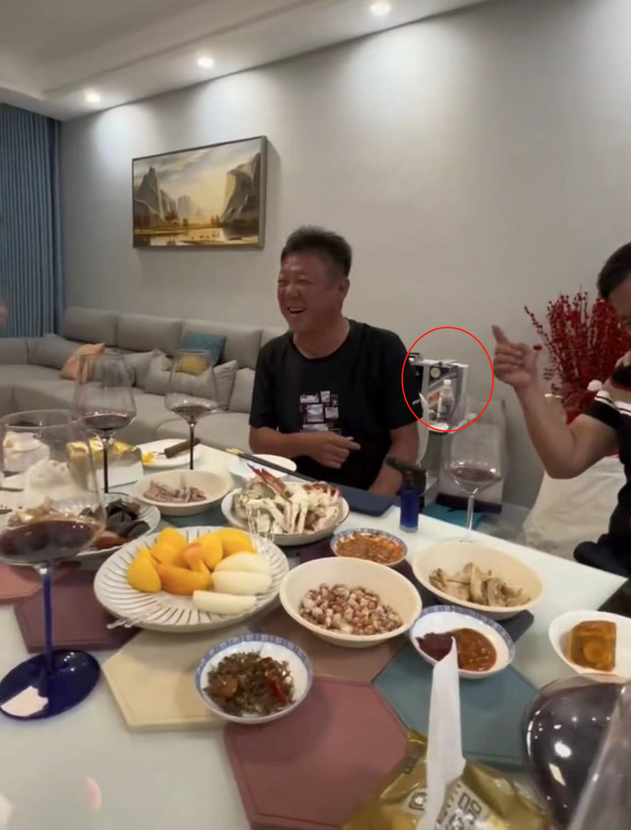 姜育恒|63岁姜育恒疑回山东老家!兴奋喝酒满脸通红,6人吃4盘菜太俭朴