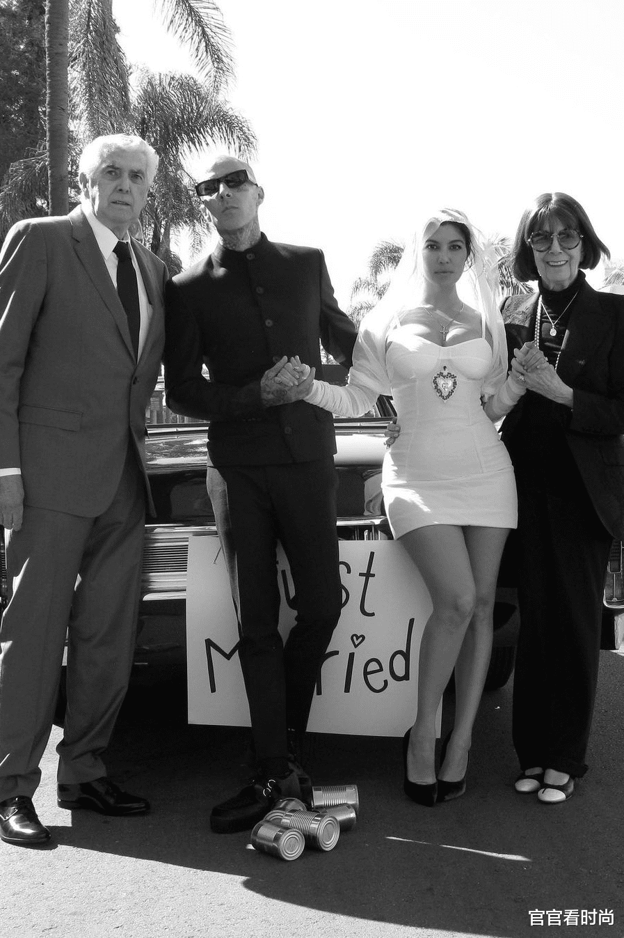 金·卡戴珊|考特尼·卡戴珊晒结婚照，穿吊带式短裙礼服，时尚感十足