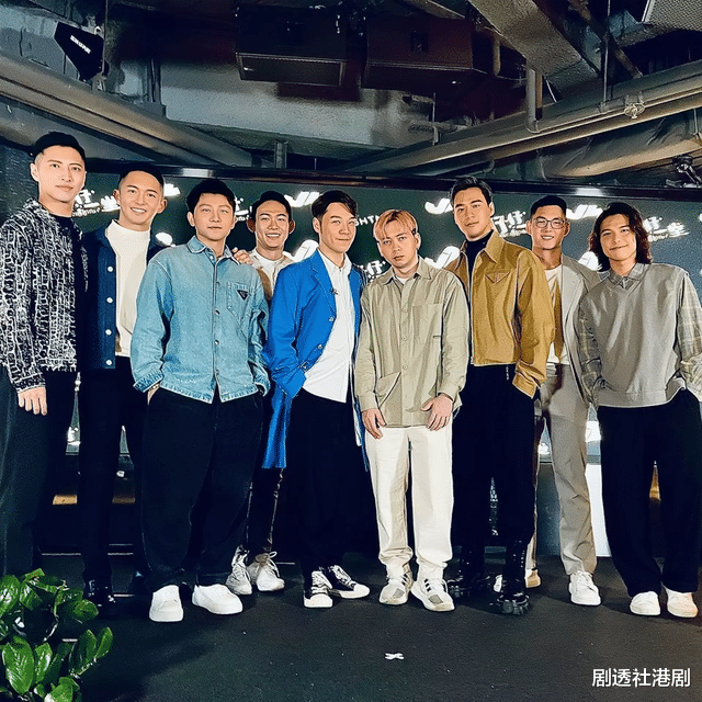 |身家50亿！香港知名男星39岁才迎来初恋，与丈夫结婚六年恩爱如初