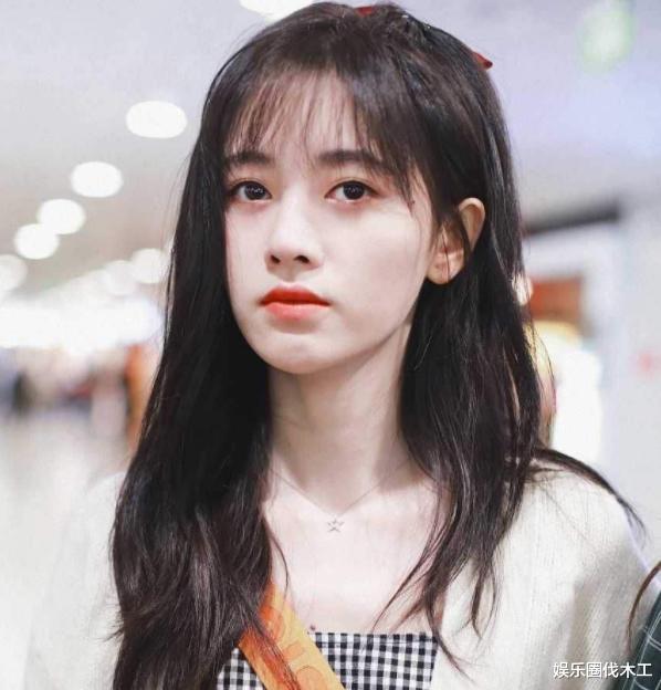 鞠婧祎|鞠婧祎改了眼妆如同“换脸”，脸颊凹凸不平，差点就认不出来了