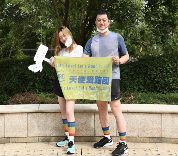 李亚鹏|李亚鹏娇妻出门遛娃，海哈金喜容光焕发，半岁女儿五官秀气很健康