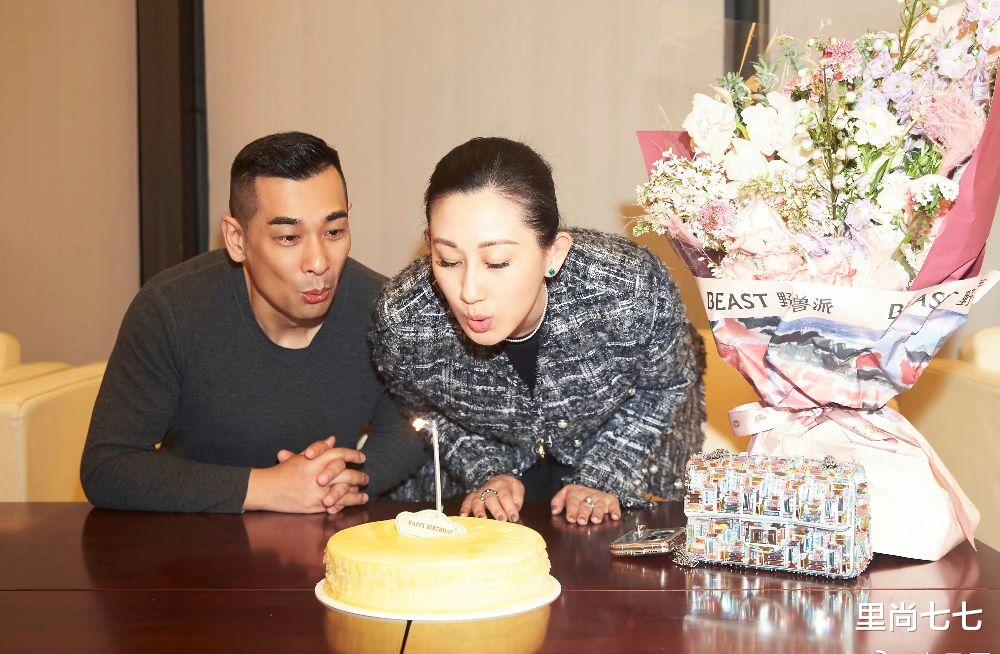 张丹露|赵文卓高调为妻庆生，张丹露穿6万外套搭16万包，他痴汉脸太深情