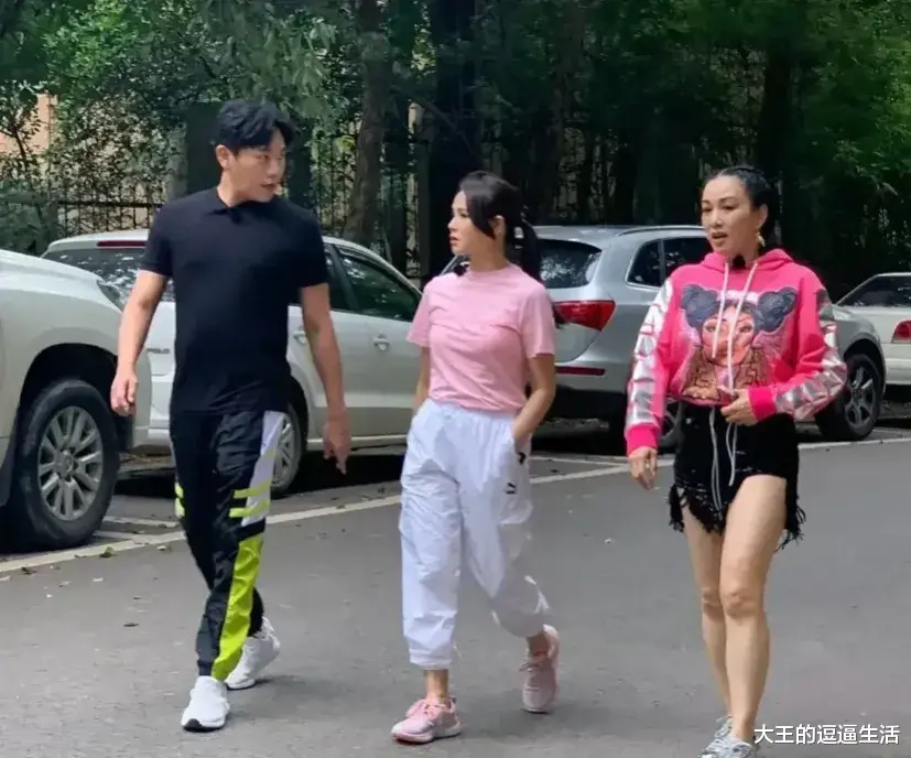 伊能静|伊能静和钟丽缇爬山,54岁伊能静粉白搭配显嫩,51岁钟丽缇似少女