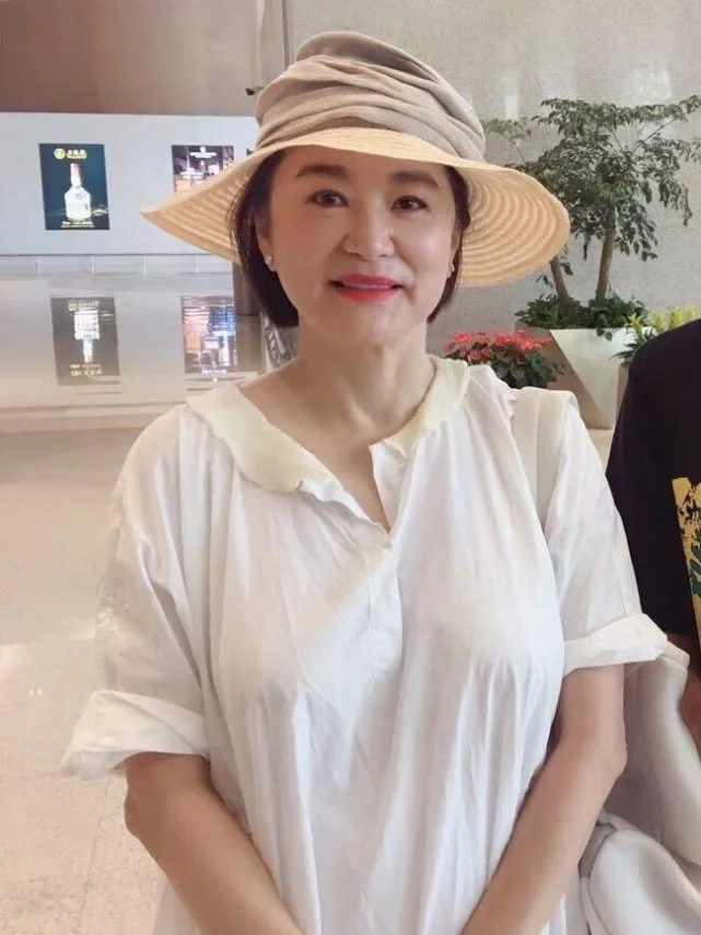 林青霞|林青霞5G速度在线吃瓜,幽默玩梗“你是我的姐”,丁泽仁彻底出圈