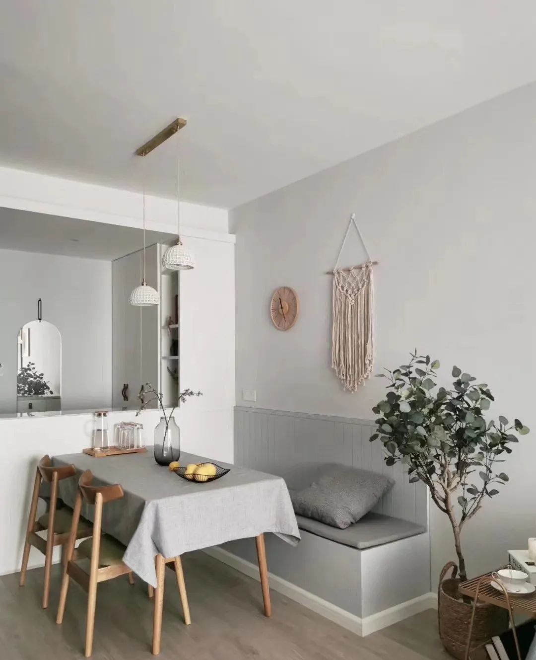 餐厅设计卡座,能坐又能装,上方再加排“双层柜”,收纳多出10㎡