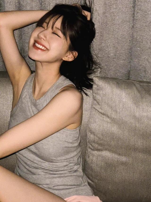 赵露思|赵露思灰色背心居家随拍,邻家小甜妹天花板