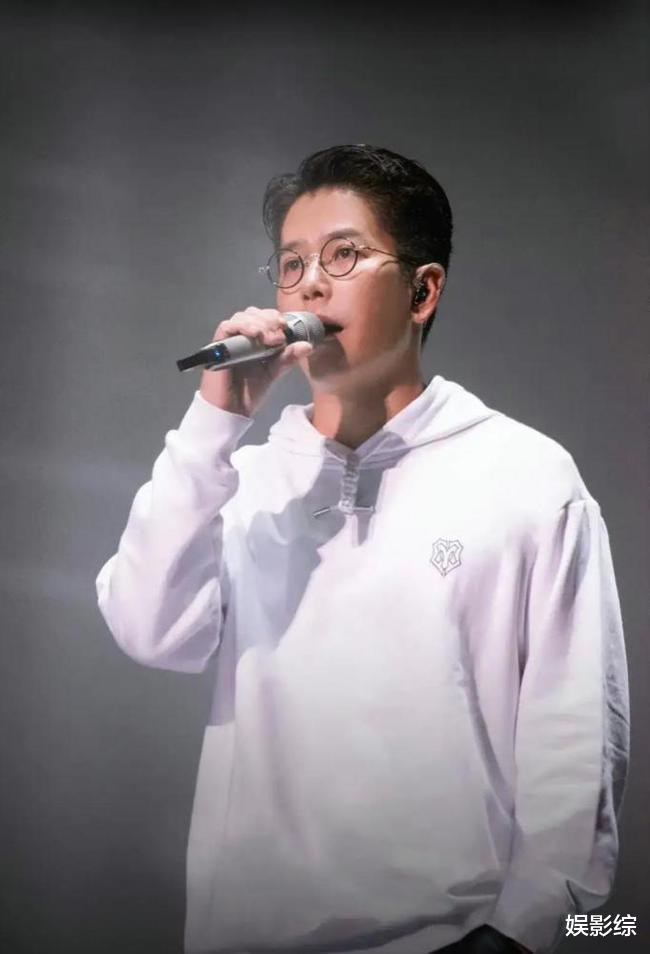 鸡尾酒|过气港星到襄阳吃龙虾,乘坐车牌号体现实力,签名过鸡尾酒卖3万