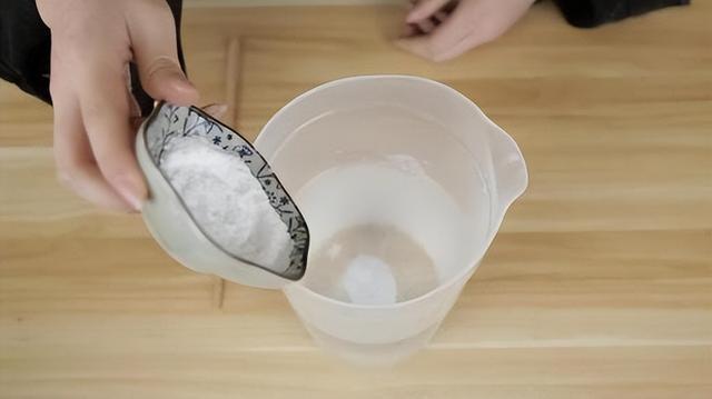 厨房洗碗池堵塞，别再用筷子捅了，教你3招实用小妙招，一步疏通无异味