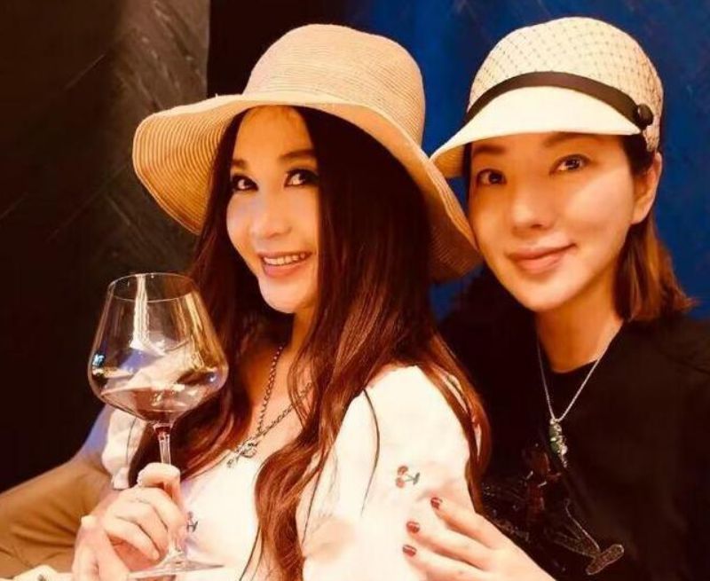 运动 56岁温碧霞现身美发店,穿牛仔外套露香肩,造型万年不变遭吐槽