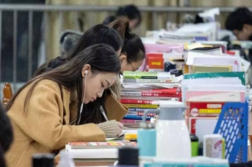 公费师范生|上学不收费毕业包分配,公费师范生好处多多,为何却不受考生青睐