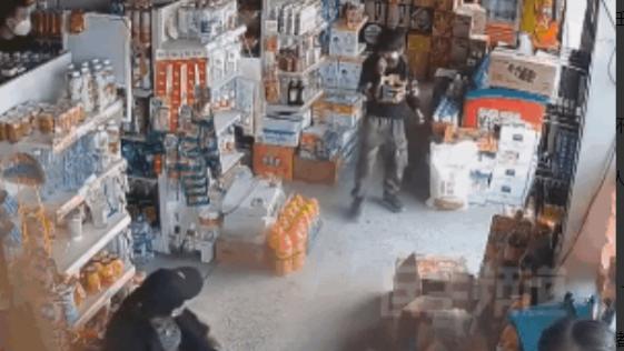辽宁丹东，一位民警进入某超市买水，谁知刚拿起两瓶矿泉水，就听到了有人喊抢劫