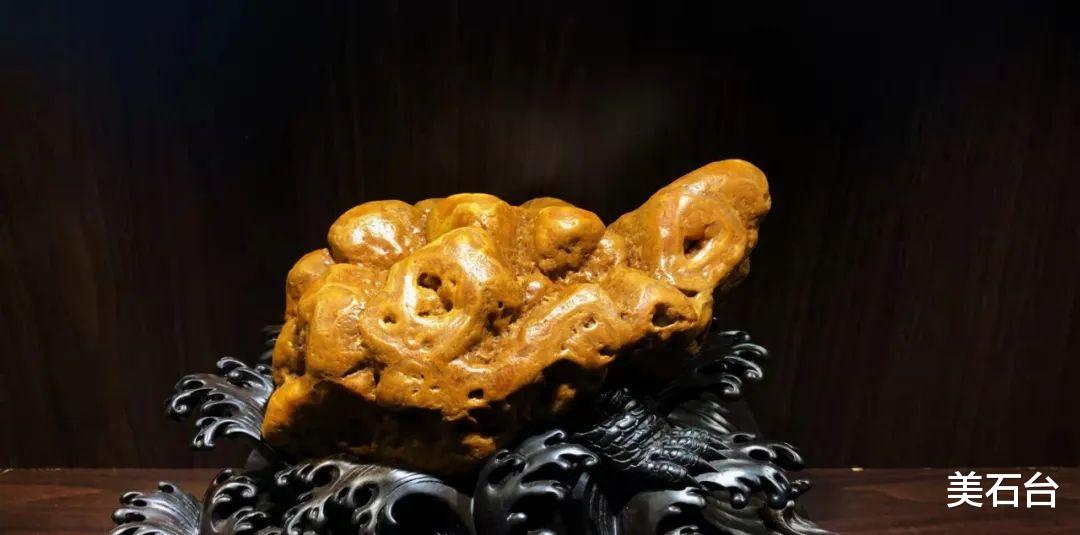 奇石|老藏家很纳闷,精美石头卖不动,一块丢在葡萄架下的烂石头却卖了188万