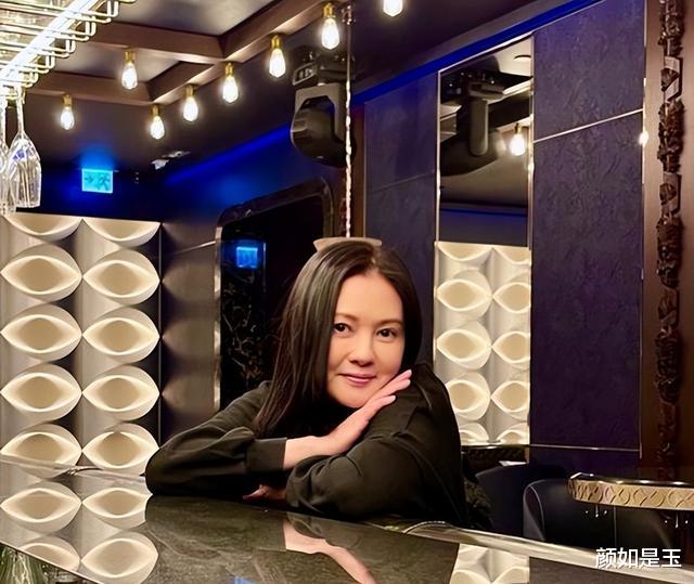 李丽珍|56岁李丽珍身材发福，为她抛妻弃子的男友，最终迎娶了小17岁新欢