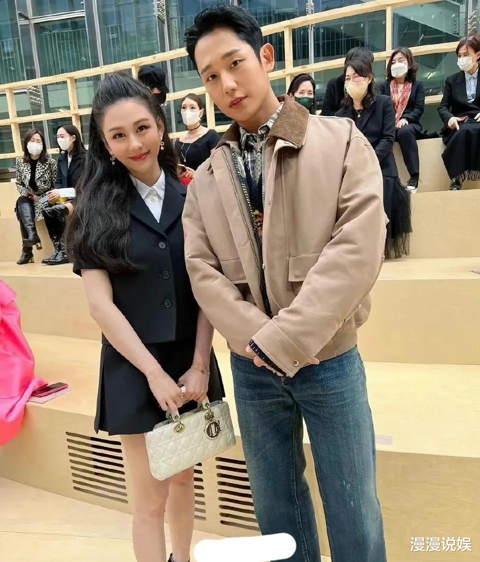 许飞|邱淑贞的女儿沈月赴韩国参加品牌时装秀，与明星合影，灵动有韵味