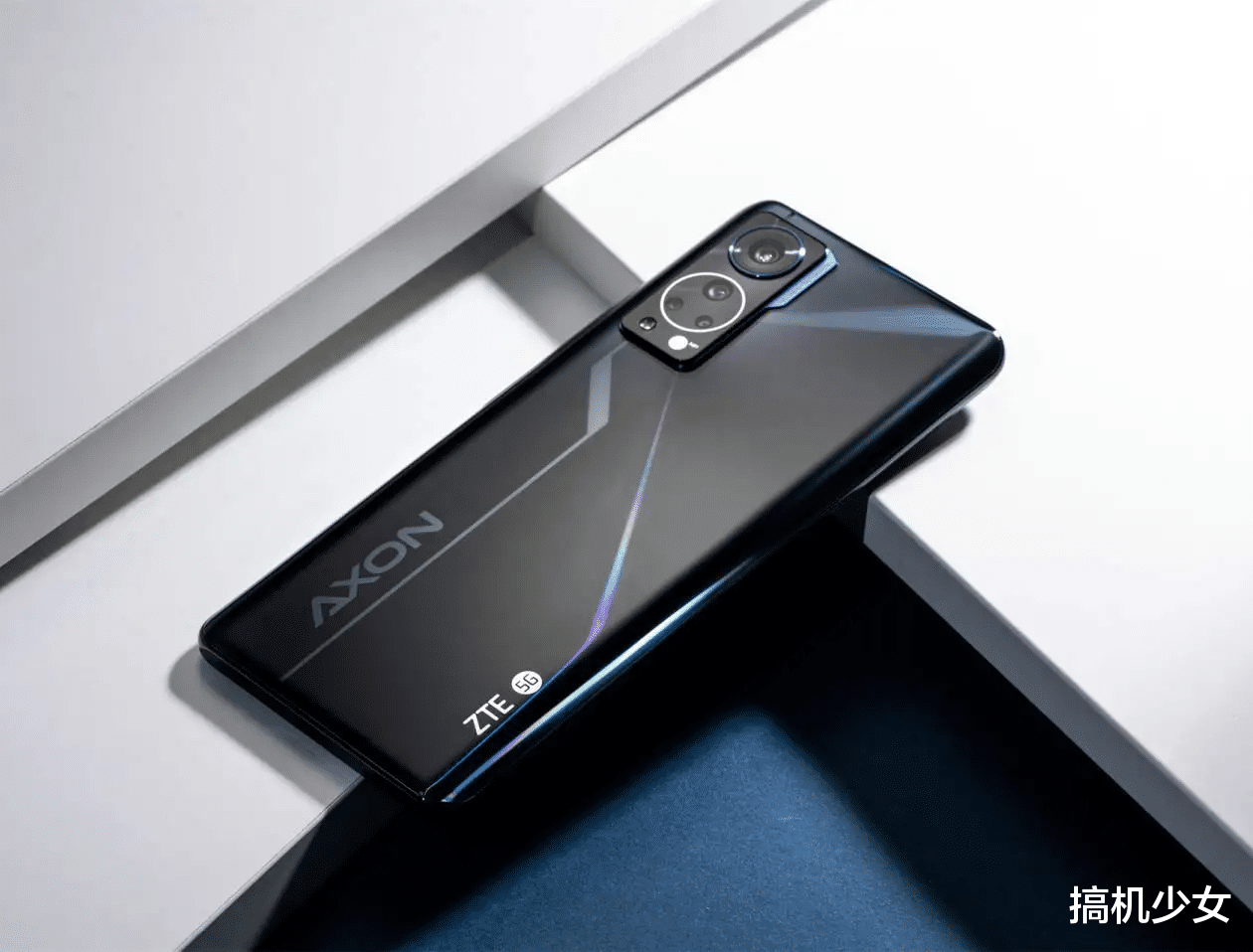 摄像头|吴京代言的骁龙870手机，20GB+256GB跌至2598元，还有屏下摄像头