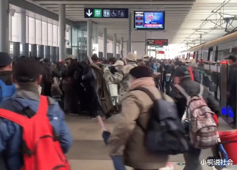 大爷|南京一地铁停站冲出两车厢钓鱼大爷：跑慢了就抢不到最佳钓鱼位置