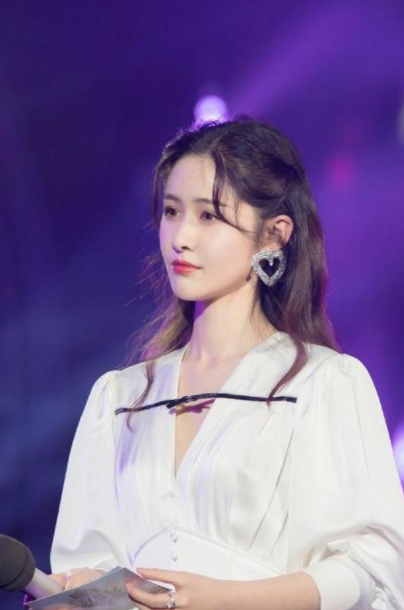 央视|最清纯女主持,颜值高实力强,主持大方,搭档央视主持朱迅不逊色