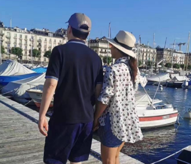 孙悦|50岁孙悦现身路边夜市，一脸素颜啃冰棍无人识，嫁富豪老公住豪宅